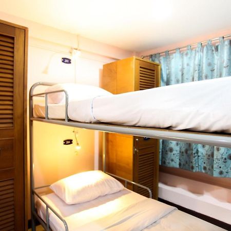 Hostel 8 Sukhumvit Soi 8 Бангкок Екстер'єр фото