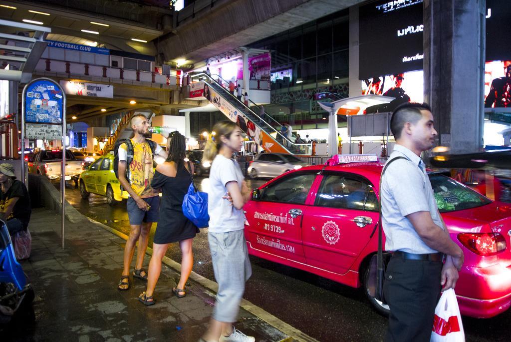 Hostel 8 Sukhumvit Soi 8 Бангкок Екстер'єр фото