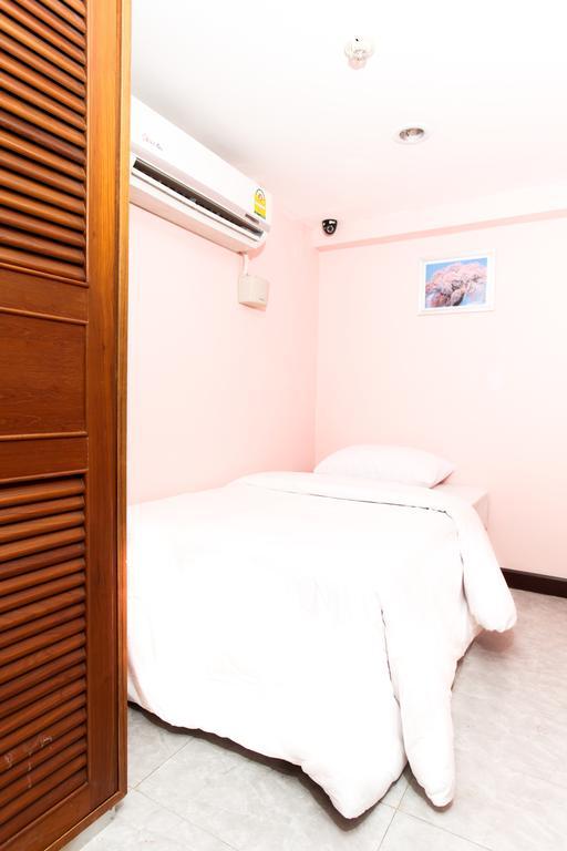 Hostel 8 Sukhumvit Soi 8 Бангкок Екстер'єр фото
