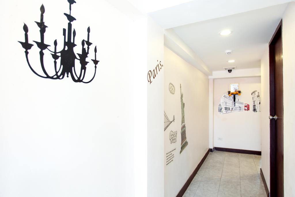 Hostel 8 Sukhumvit Soi 8 Бангкок Екстер'єр фото